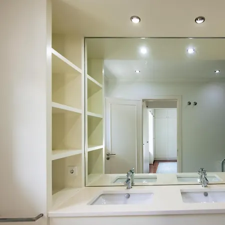 Hébergement de vacances Charming 5-Bed House With Pool In Cascais Center *