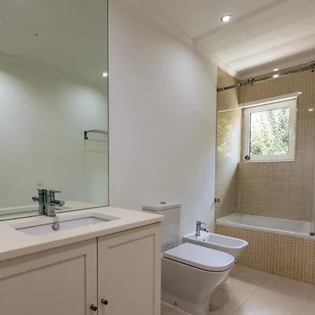 Hébergement de vacances Charming 5-Bed House With Pool In Cascais Center *