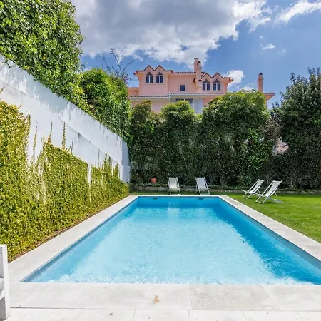 Charming 5-Bed House With Pool In Cascais Center